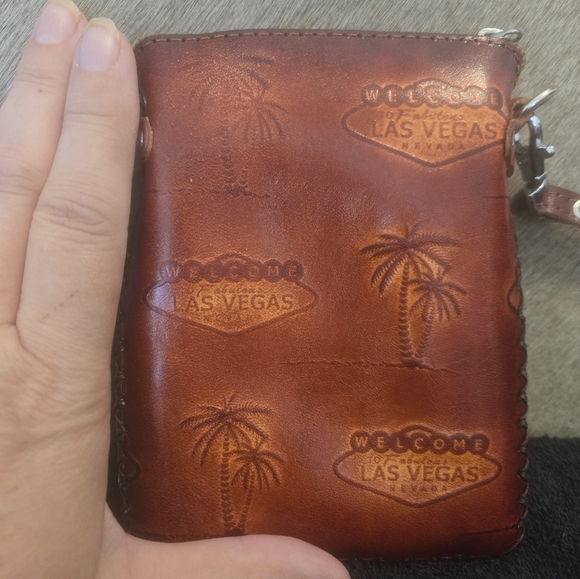 Las Vegas leather crossbody great size to carry your casino winnings! Zip closer - Picture 2 of 4